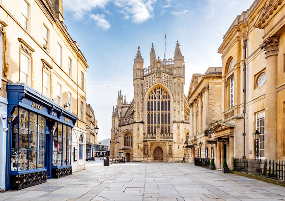 Bath Abbey with the Pump Room on the right